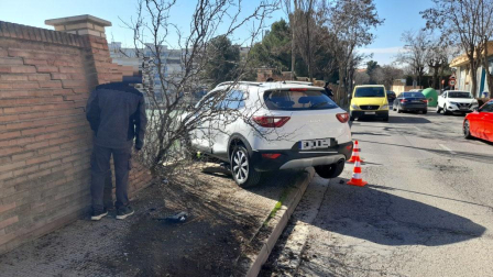 El vehículo ha destrozado el muro de la calle Virgen de la Cabeza