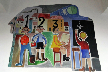 Dibujos de la artista 'Pitti' Bartolozzi en el aula de Maristas, despegados para su traslado a civivox Ensanche.
