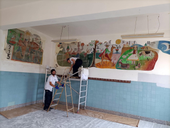 Dibujos de la artista 'Pitti' Bartolozzi en el aula de Maristas, despegados para su traslado a civivox Ensanche.