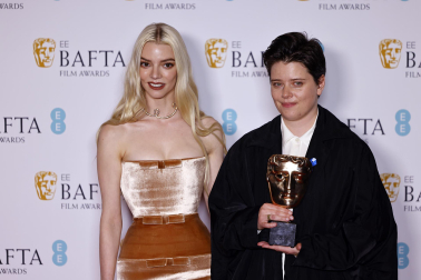 Alfombra roja y galardonados en los Premios Bafta al cine.