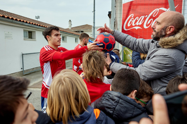 Fotos de los aficionados en el entrenamiento de "carnaval" de Osasuna./