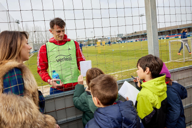 Fotos de los aficionados en el entrenamiento de "carnaval" de Osasuna./