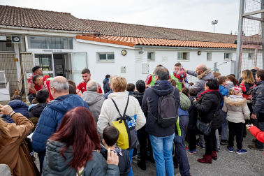 Fotos de los aficionados en el entrenamiento de "carnaval" de Osasuna./
