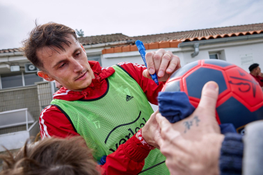 Fotos de los aficionados en el entrenamiento de "carnaval" de Osasuna./