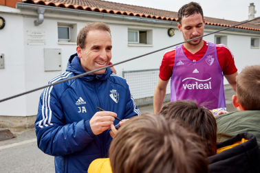 Fotos de los aficionados en el entrenamiento de "carnaval" de Osasuna./