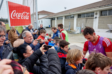 Fotos de los aficionados en el entrenamiento de "carnaval" de Osasuna./