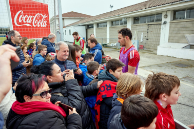 Fotos de los aficionados en el entrenamiento de "carnaval" de Osasuna./