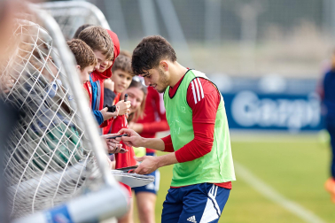Fotos de los aficionados en el entrenamiento de "carnaval" de Osasuna./