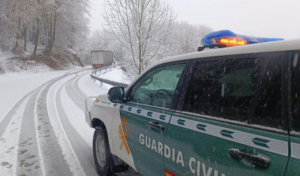 Un camión ha quedado bloqueado en la subida al puerto de Belate por la nieve y la Guardia Civil ha tenido que ayudarle para que reanudara la marcha