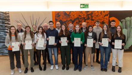 En la entrega de premios estuvieron presentes los tres ganadores, los alumnos que recibieron las menciones especiales, así como representantes de la Facultad de Ciencias de la Universidad de Navarra y del Colegio Oficial de Biólogos de Navarra