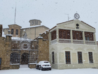 Fotos de la nevada de este lunes en la basílica del Puy de Estella. /