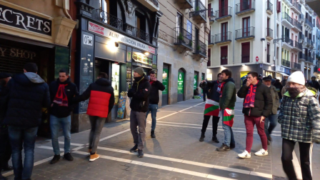 Aficiones del Athletic de Bilbao y Osasuna confraternizan en las calles de lo Viejo antes del partido.