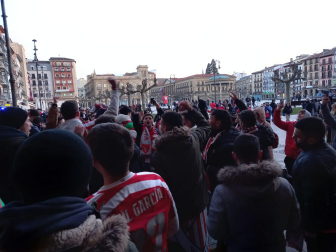 Aficiones del Athletic de Bilbao y Osasuna confraternizan en las calles de lo Viejo antes del partido.