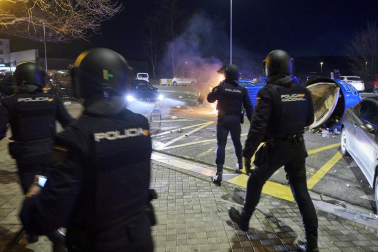altercados  en las inmediaciones del estadio El Sadar antes de comenzar la primera semifinal de la Copa del Rey entre el Club Atlético Osasuna y Club Athletic de Bilbao, 1 de marzo de 2023, en Pamplona, Navarra (España). El encuentro de ida de la semifinal de Copa del Rey entre el Club Atlético Osasuna y Club Athletic de Bilbao se disputa hoy en un primer asalto por un lugar en la gran final de La Cartuja. Ambos equipos en Liga se encuentran en liza por una plaza en Europa para la temporada que viene y se prevé una eliminatoria muy igualada.

Eduardo Sanz / Europa Press

01/03/2023