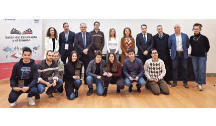 Desde la izda., en la fila de abajo: Alejandro Monroy Ostival, Jorge Nanclares Salmón, Ana Belén Iguzquiaguirre (madre de Miguel Baigorri), Libe Otxoa Fernández, Tasio y Medea (hijos de Estíbaliz Munárriz Jiménez), Fernando Quintana López y Christian Jiménez  Cuesta. Arriba, desde la izda.: Nerea García y Ion Buxens (Salón del Estudiante); el alcalde de Pamplona, Enrique Maya; Carlos Amatriain, director del Instituto Navarro de la Juventud; Natalia Rodríguez (responsable de Recursos Humanos de Iberdrola); Carlota Fernández Barrionuevo (directora Talento España de Acciona); el rector de la UPNA, Ramón Gonzalo; Ibon Haulde (Facultad de Derecho de la Universidad de Navarra); José Miguel Laco Irigoyen (secretario general UNED); y Leyre Arraiza (consejera del grupo La Información).