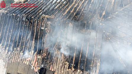 Fotos del incendio de una casa en Cortes en el barrio de la Estación. /