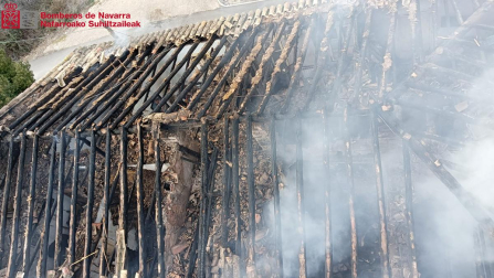 Fotos del incendio de una casa en Cortes en el barrio de la Estación. /