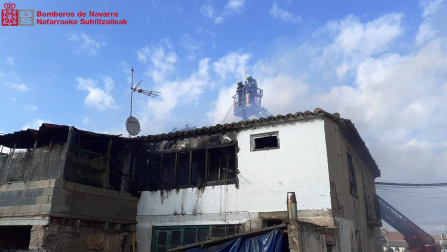Fotos del incendio de una casa en Cortes en el barrio de la Estación. /