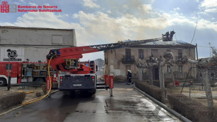 Fotos del incendio de una casa en Cortes en el barrio de la Estación. /
