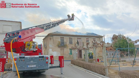 Fotos del incendio de una casa en Cortes en el barrio de la Estación. /