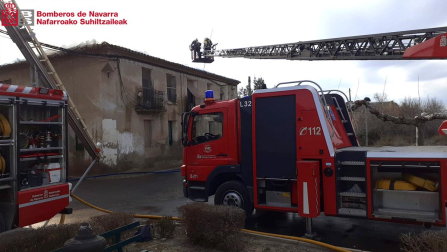 Fotos del incendio de una casa en Cortes en el barrio de la Estación. /