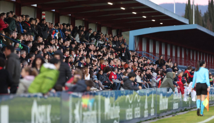 Aspecto que presentan las gradas de Tajonar en el partido Osasuna-Athletic de Copa de la Reina