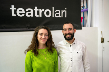 Javier Álvaro, director de Teatrolari, junto a Naiara Bergez, alumna de la segunda promoción