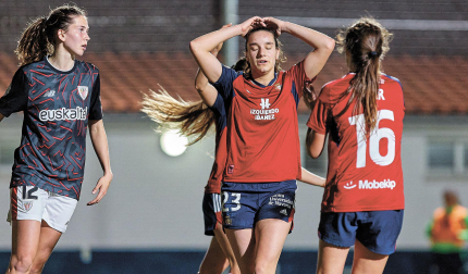 Maite Valero, centrocampista de Osasuna, se lamenta en una de las ocasiones que tuvo para batir a la guardameta rojiblanca. La joven navarra fue la jugadora más destacada del conjunto rojillo