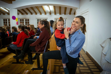 Sesión de circo en el colegio Sagrado Corazón