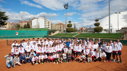 David Ferrer, en el centro de la imagen de azul, se fotografió con deportistas del Club de Tenis de Pamplona
