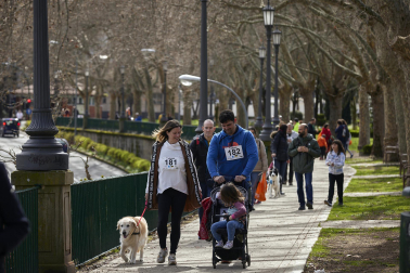 Fotos de la carrera solidaria en Pamplona organizada por la ONG Alboan.