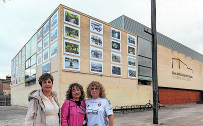Tres fotógrafas miembros de Desenfoque, ante la exposición en la casa de cultura. Desde la izda., Nieves López, Ana Mejías y Espe Yoldi