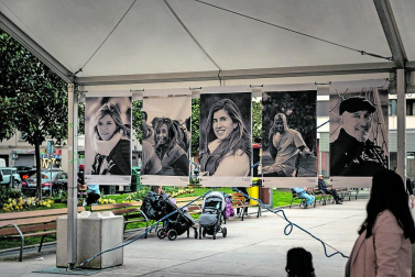 Retratos de la exposición 'Vecinos' en la plaza del Ayuntamiento