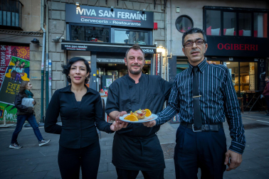 Hasnaa, Javier y Julio César, del ¡Viva San Fermín!, muestran su pincho