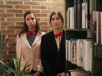 Imagen del espectáculo ‘Conferenciando. La teoría del oso hormiguero’, con Maider Lekunberri (izda.) y Maitane Pérez.