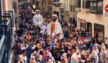 La Comparsa de Gigantes y Cabezudos participa en el desfile del cortejo del Cuerpo de Ciudad