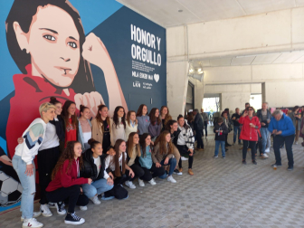 Mai Garde, con las jugadoras de Osasuna presentes en el acto