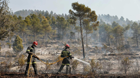 Bomberos trabajando en la extinción del fuego en Castellón