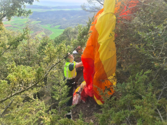 El piloto del parapente se encontraba en buen estado entre la maraña de ramos y las cuerdas del parapente
