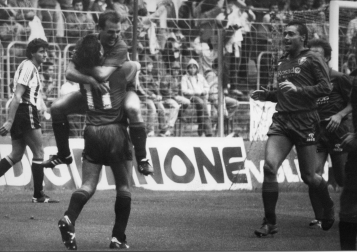 Por la salvación (0-2). Los tantos de Miguel Sola y Michael Robinson permitían a Osasuna a mediados de junio de 1987 conseguir una victoria que alimentaba las esperanzas de permanencia. Fue una campaña caótica entre grupos y play-offs.