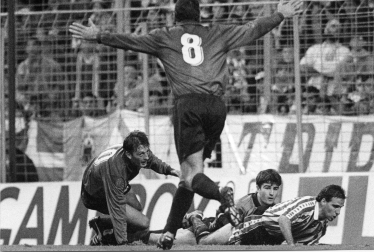 El año del descenso (1-2). Era la jornada 7 de una temporada, la 1993-94, que terminó con el descenso de categoría. Una de las pocas alegrías llegó en Bilbao con un triunfo (1-2) gracias a los goles de Bustingorri y Martín Domínguez.