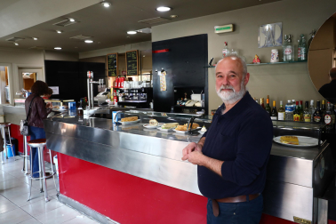 Rafael Forcada, en la barra de la cafetería pastelería Kilika