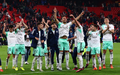 Fotos de la celebración de los jugadores de Osasuna en San Mamés./