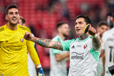 Fotos de la celebración de los jugadores de Osasuna en San Mamés./