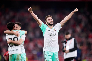Fotos de la celebración de los jugadores de Osasuna en San Mamés./