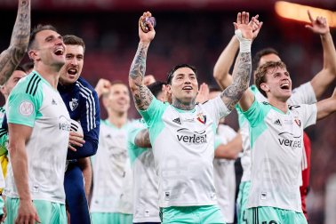 Fotos de la celebración de los jugadores de Osasuna en San Mamés./
