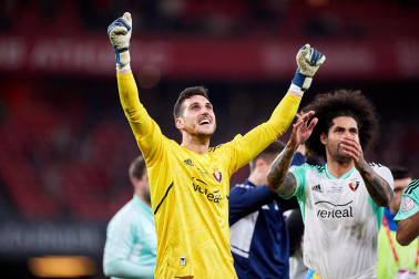 Fotos de la celebración de los jugadores de Osasuna en San Mamés./