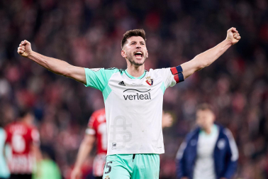 Fotos de la celebración de los jugadores de Osasuna en San Mamés./