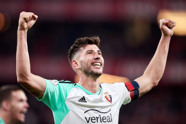 Fotos de la celebración de los jugadores de Osasuna en San Mamés./