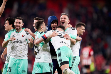 Fotos de la celebración de los jugadores de Osasuna en San Mamés./